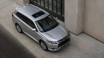 Bốn thập kỷ của Mitsubishi chưa bằng một năm triệu hồi của Ford