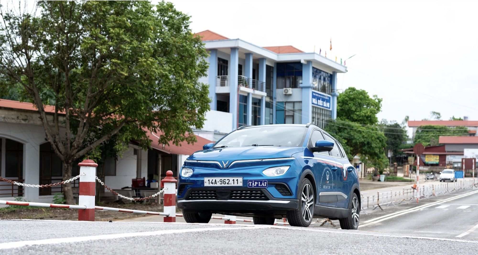 Học lái xe ô tô điện khác gì xe xăng?