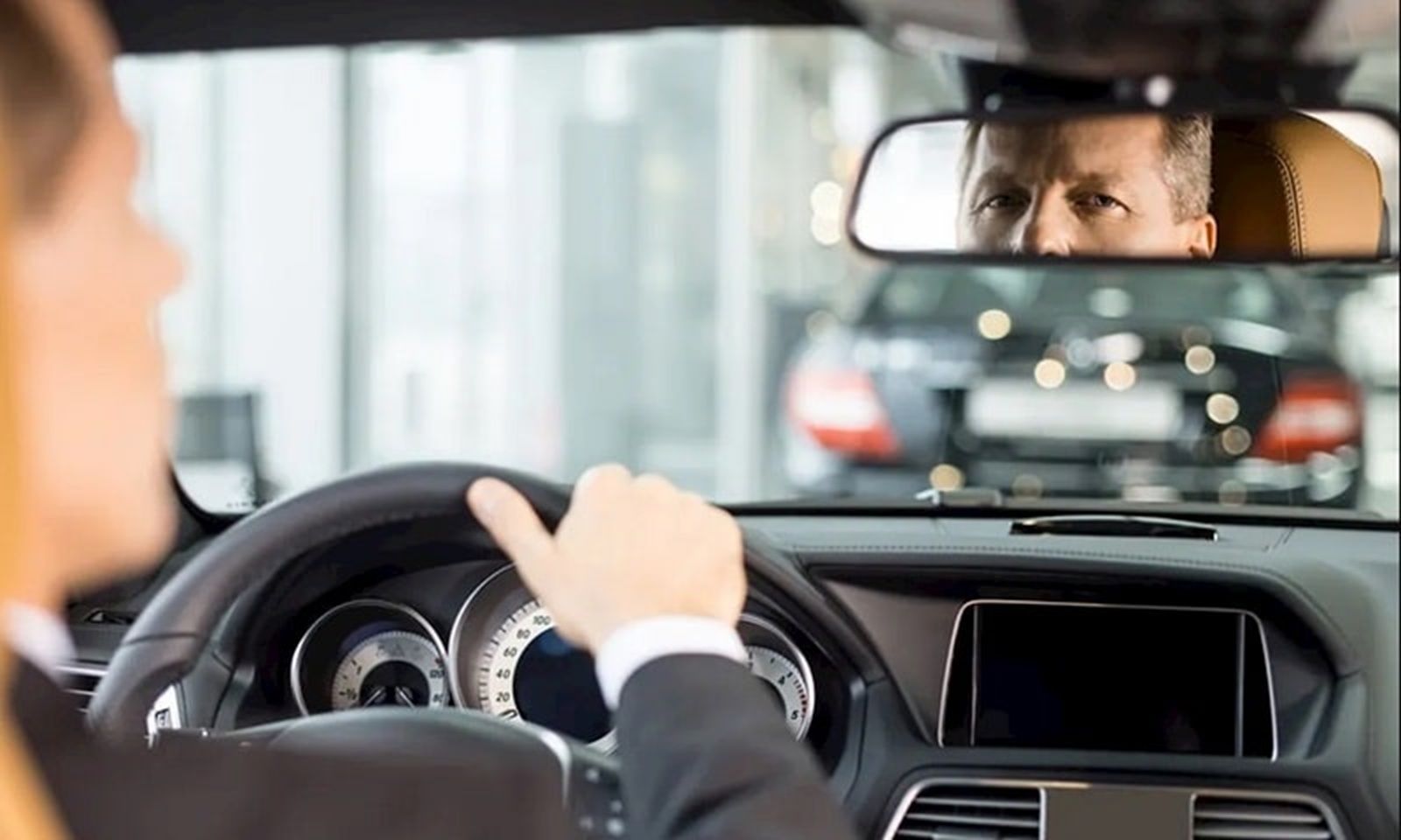 Người mới cầm lái cần ghi nhớ gì để lùi xe an toàn?