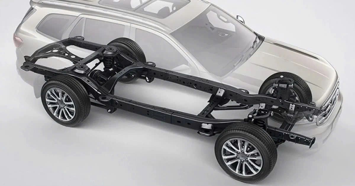 Mua ô tô nên ưu tiên khung gầm hay công nghệ?