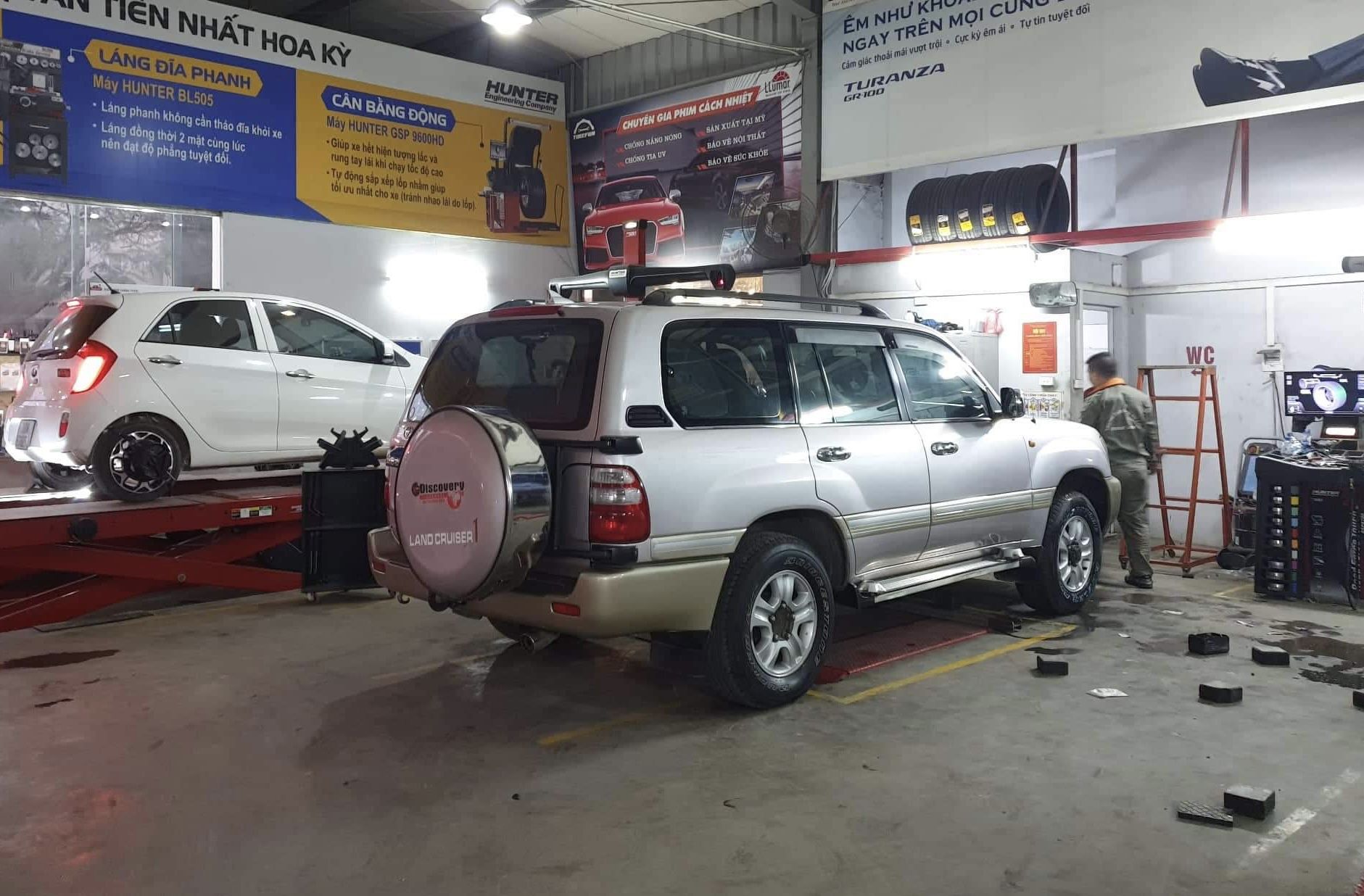 Chủ xe đi xúc rửa bình nhiên liệu vì lo xăng E10 gây tắc kim phun