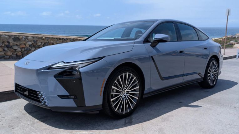 Đánh Giá Xe Cầm lái Lexus ES 2026: Êm ái như thường lệ, nhưng bản điện mới là 