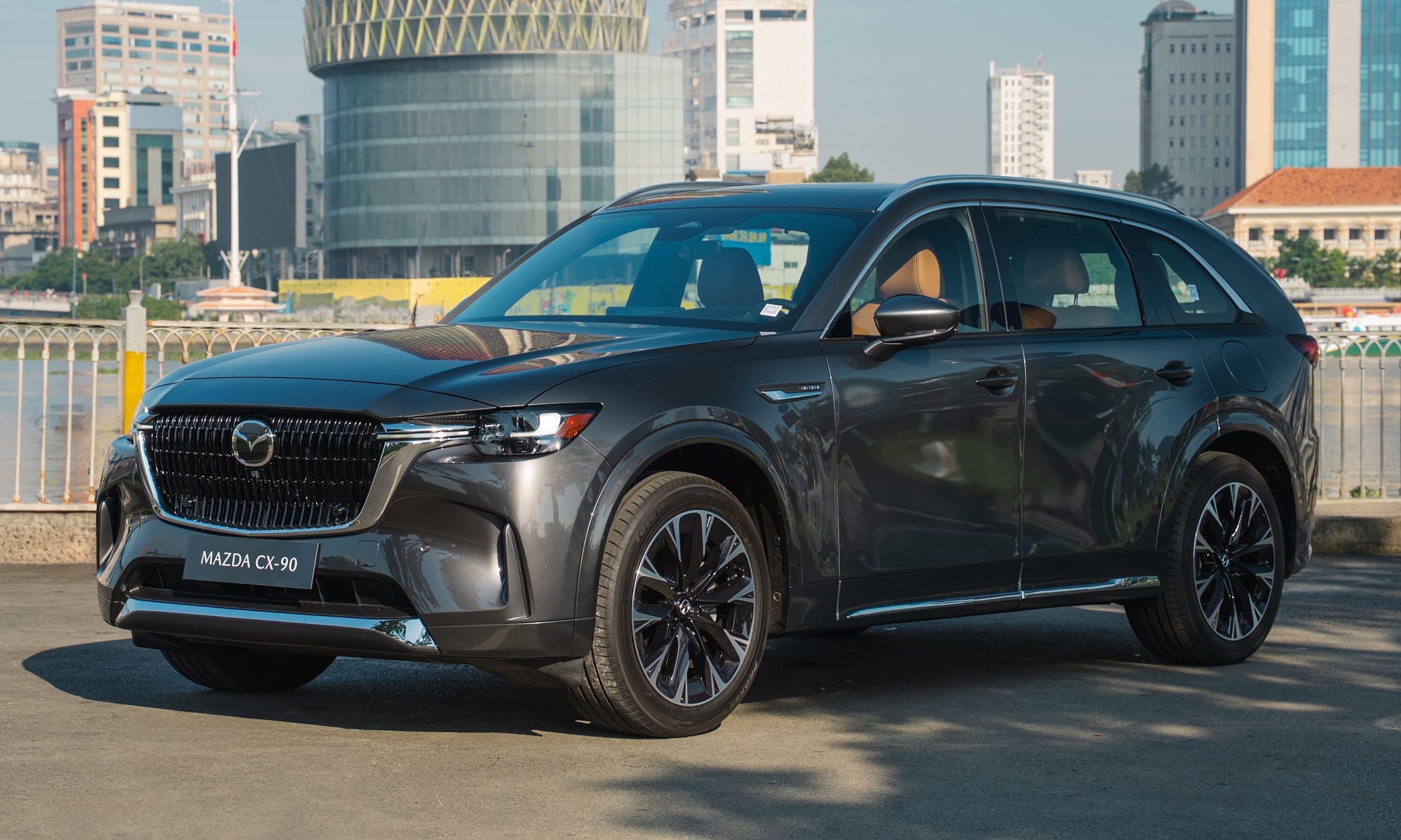 Mazda CX-90 giá từ 1,9 tỷ đồng có những gì?