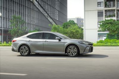 Toyota Camry giảm giá 140 triệu đồng, chỉ còn bản hybrid