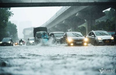 5 kinh nghiệm 'xương máu' khi lái xe trời mưa to, đường ngập sâu
