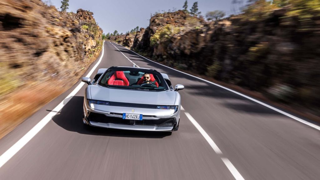 Đánh Giá Xe Ferrari 849 Testarossa Spider: Khi trải nghiệm sau vô-lăng quan trọng hơn những con số
