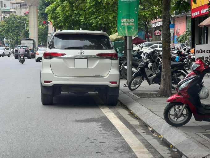 Tài xế có được phép xuống xe để mở cửa lấy hàng khi dừng sau biển 'Cấm đỗ ô tô'?