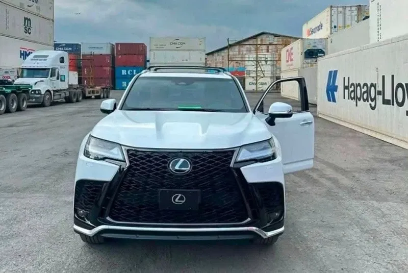 Cận cảnh Lexus LX 700h vừa cập cảng tại Việt Nam