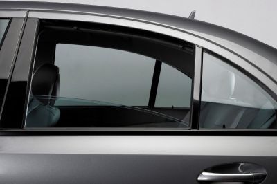 Cửa kính ô tô bị kẹt khi lên xuống: Nguyên nhân ít ai ngờ và cách khắc phục lỗi