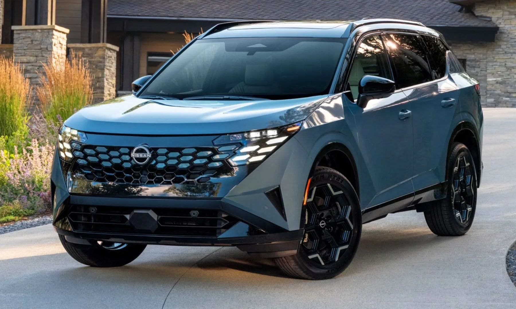Nissan Rogue 2027 nâng cấp công nghệ để đấu Toyota RAV4