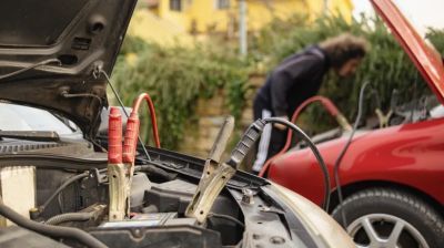 Sau khi câu bình ắc quy, nên để xe nổ máy trong bao lâu?