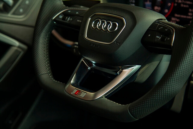 Audi-Q3-huy-hieu-tren-vo-lang