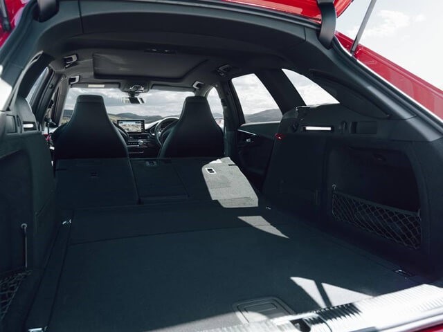 Audi-RS4-Avant-2021-khoang-chua-do