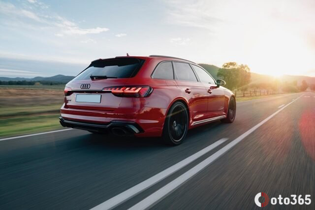 vận hành xe Audi RS4 2024