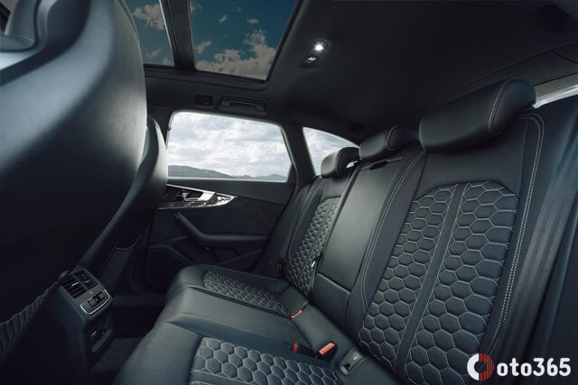 khoang sau xe Audi RS4 2024