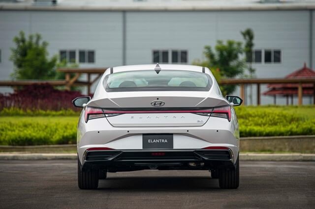 Phần đuôi xe Hyundai Elantra 2025