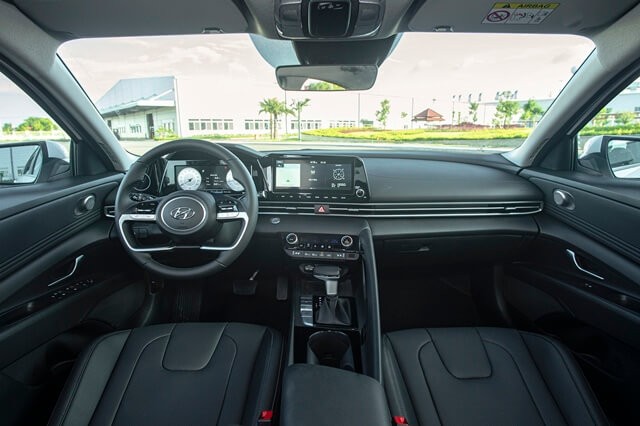 Nội thất khoang lái Hyundai Elantra 2025