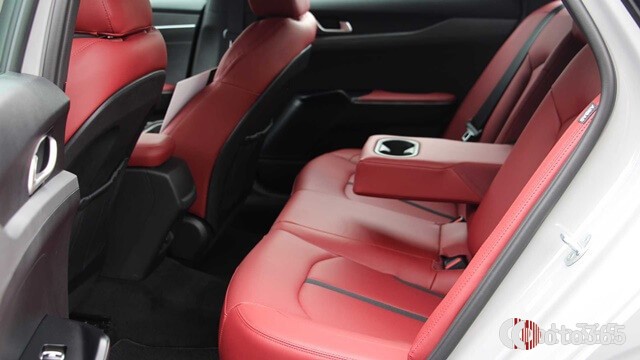 hàng ghế ngồi thứ 2 xe Kia K5 2026