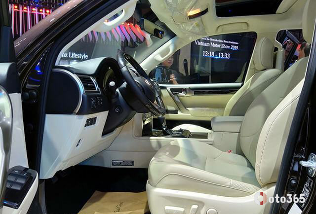 Khoang lái xe Lexus GX 2023