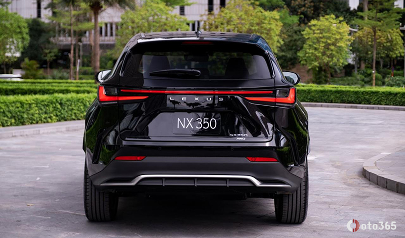 Đuôi xe Lexus NX 2023 màu đen
