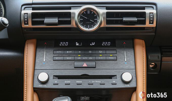 Các nút điều khiển xe Lexus RC300 2023