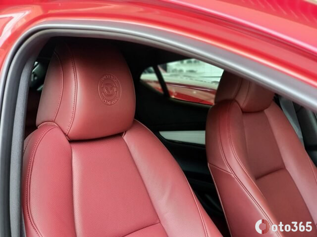 ghế da màu đỏ trên Mazda 3