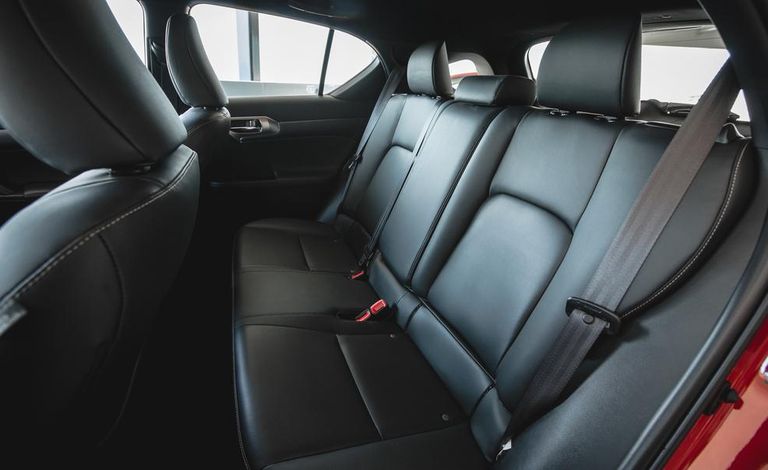 hàng ghế sau Lexus CT200h
