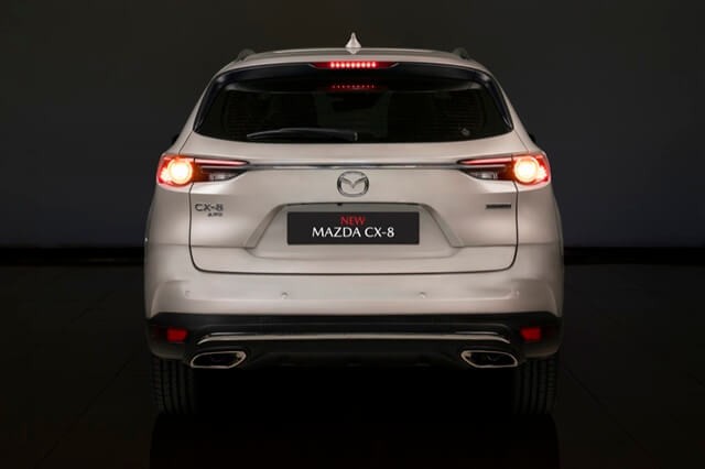 Mazda-CX8-duoi-xe