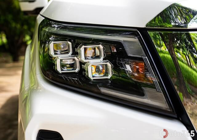 đèn pha Nissan Navara 2024
