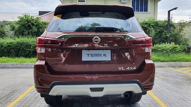 Nissan-Terra-2023-duoi-xe