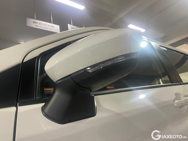 guong-chieu-hau-ngoai-toyota-avanza-premio