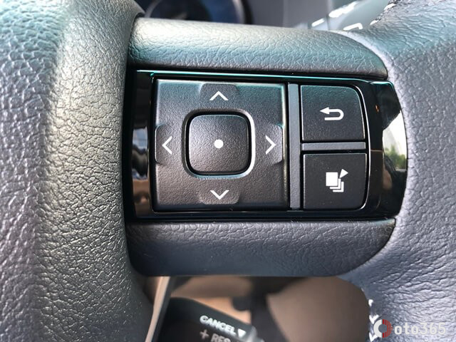 Nút điều khiển trên vô lăng xe Toyota Fortuner