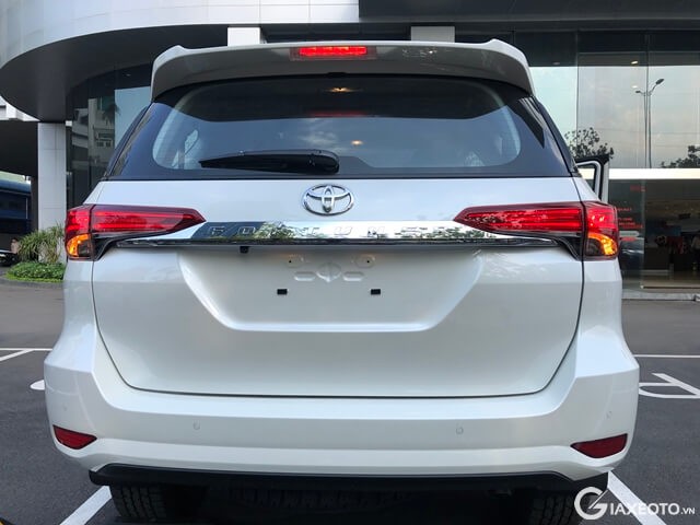 duoi-xe-toyota-fortuner