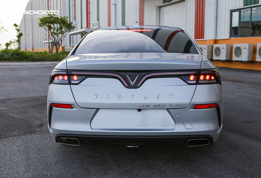 Đuôi xe VinFast Lux A2.0 2023 gây ấn tượng mạnh với dải đèn hậu LED chạy ngang tạo hình chữ V ôm trọn mặt đuôi