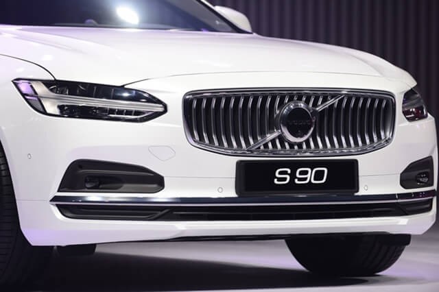 Volvo-S90-can-canh-dau-xe