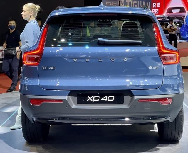 Volvo-XC40-duoi-xe